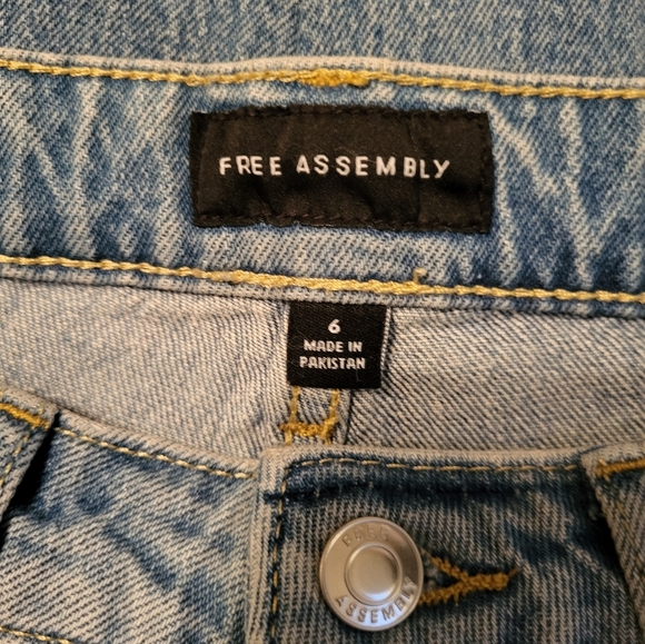 Free Assembly Classic Denim Blue Jeans with Raw Hem, Size 6, NWT - Picture 7 of 7